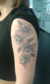 Tatouage bras fleurs
