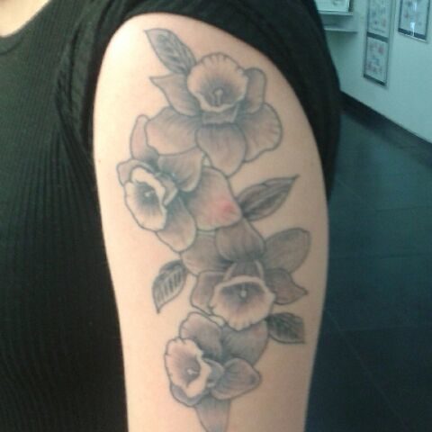 Tatouage bras fleurs