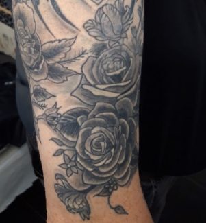 Roses noires tatouage