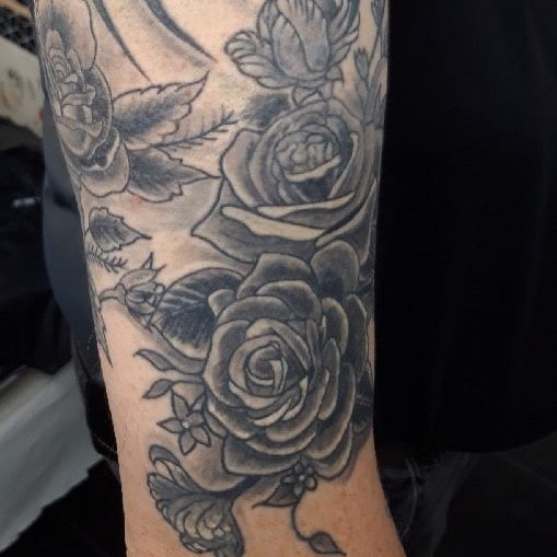 Roses noires tatouage