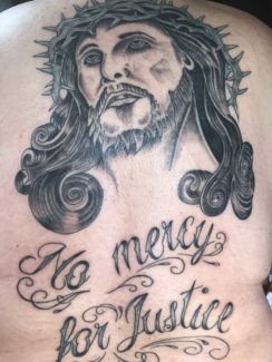 DALLAS ET TARZAN TATTOO TATOUAGE CHRIST DOS