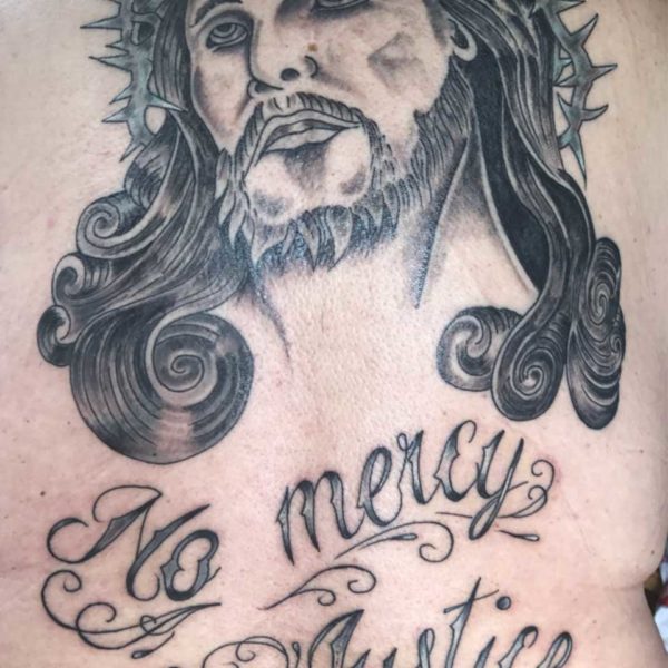 DALLAS ET TARZAN TATTOO TATOUAGE CHRIST DOS